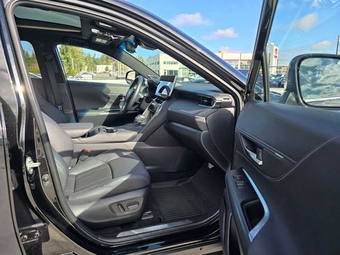 Used 2024 Toyota Venza Limited image 11