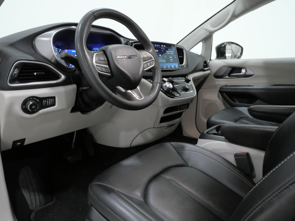 Used 2024 Chrysler Pacifica Touring-L FWD image 10