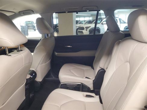 Certified 2024 Toyota Grand Highlander FWD image 11