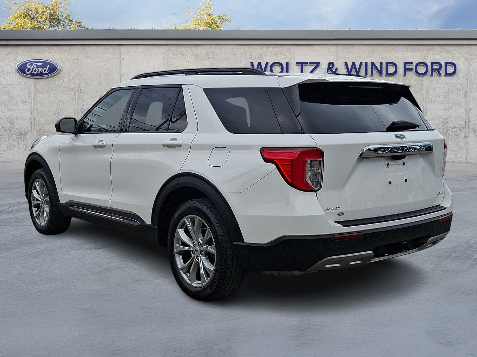 Used 2023 Ford Explorer XLT w/ Equipment Group 202A AWD/4WD image 4