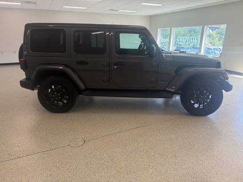 Used 2025 Jeep Wrangler Unlimited Sahara AWD/4WD image 5