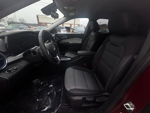 Used 2025 Chevrolet Trax LT w/ LT Convenience Package image 27