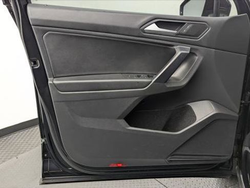 Used 2021 Volkswagen Tiguan SE w/ Panoramic Sunroof Package image 12