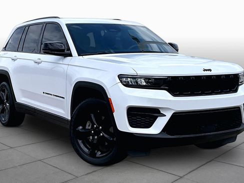Used 2023 Jeep Grand Cherokee Altitude AWD/4WD image 3