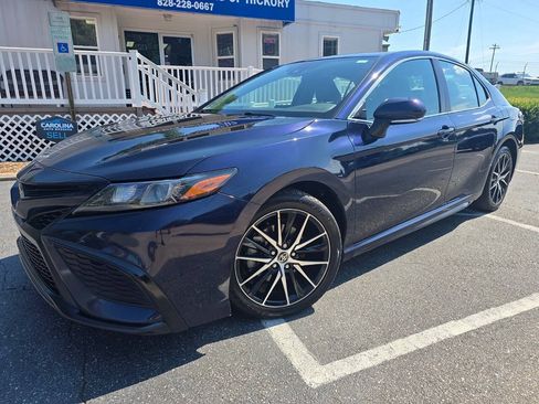 Used 2022 Toyota Camry SE FWD image 2