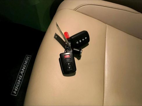 Used 2019 Toyota Highlander XLE FWD image 12