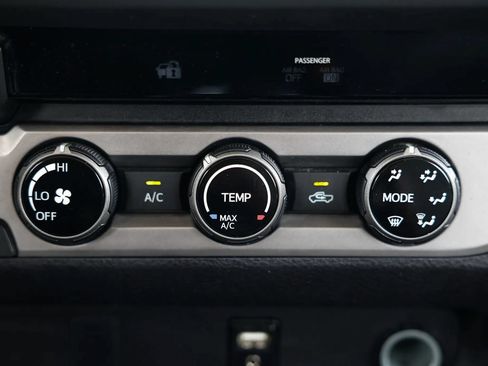 Used 2016 Toyota Tacoma SR5 w/ Towing Package RWD image 28