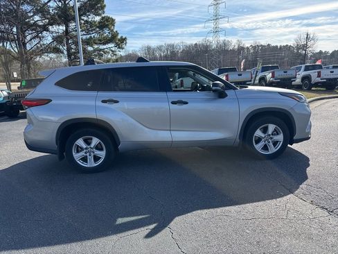 Used 2022 Toyota Highlander LE image 6