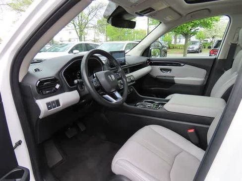 Used 2023 Honda Pilot Touring image 2