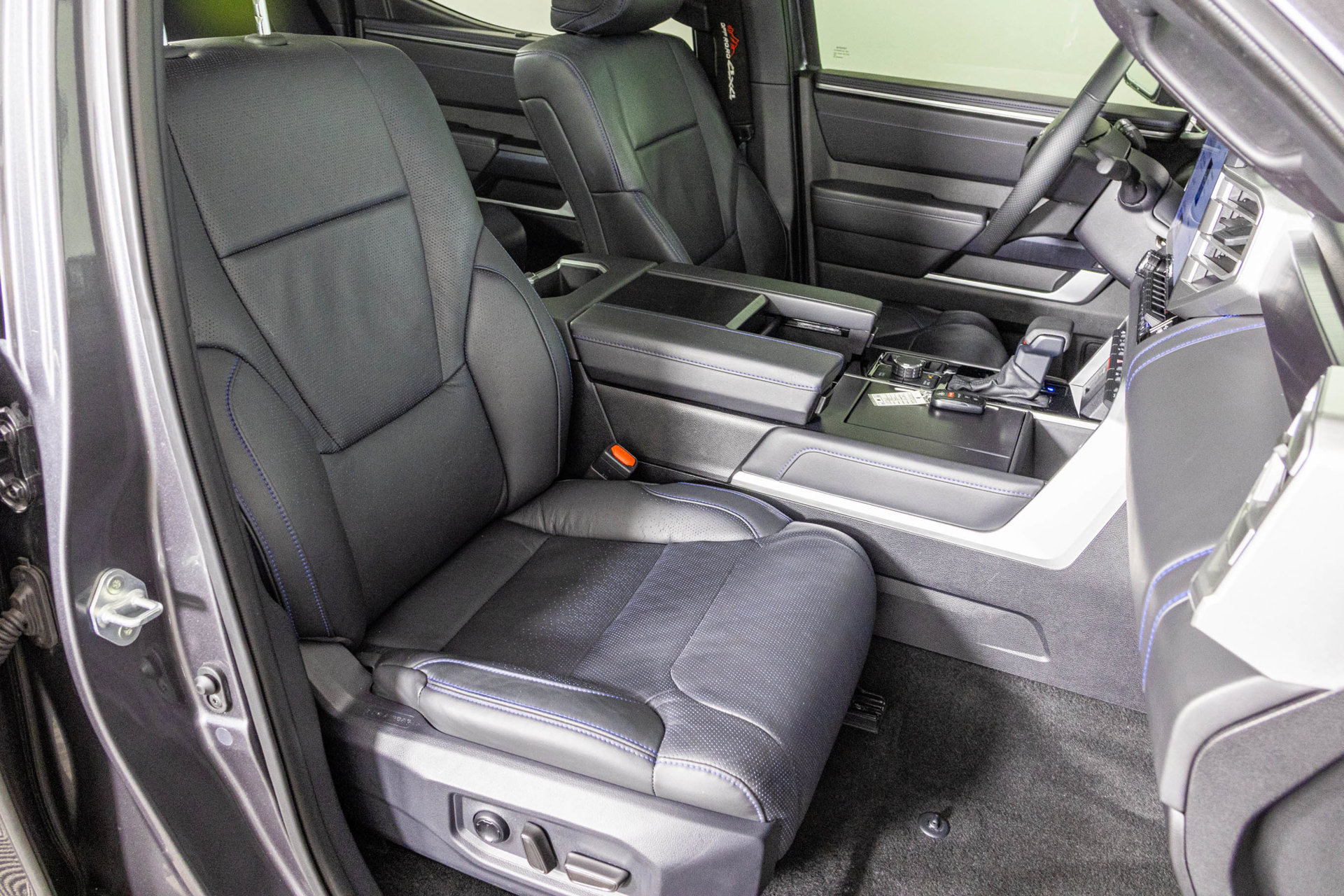 Used 2025 Toyota Tundra Platinum w/ TRD Off-Road Package AWD/4WD image 44