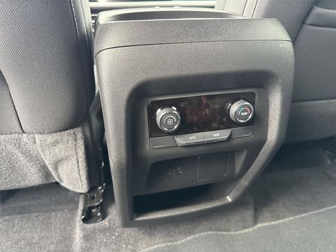 Used 2025 Chevrolet Traverse LT FWD image 13