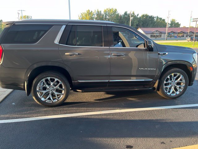 Used 2021 GMC Yukon SLT w/ Rear Media and Nav Package AWD/4WD image 2