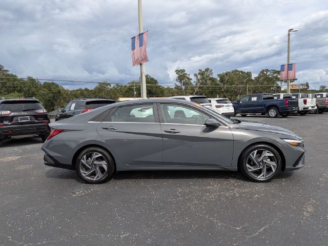 Used 2025 Hyundai Elantra Limited FWD image 2