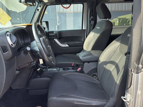 Used 2016 Jeep Wrangler Sahara w/ Connectivity Group AWD/4WD image 9