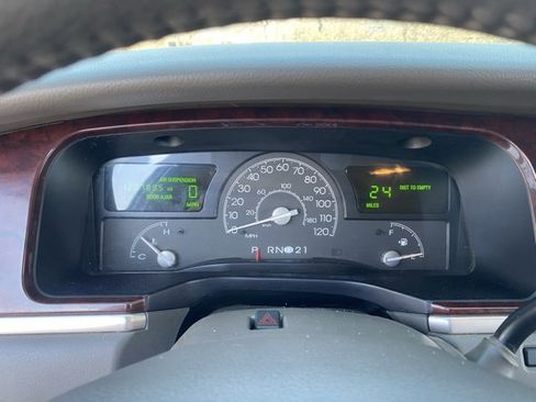 Used 2005 Lincoln Town Car Signature image 15