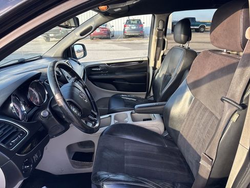 Used 2017 Dodge Grand Caravan SXT image 32