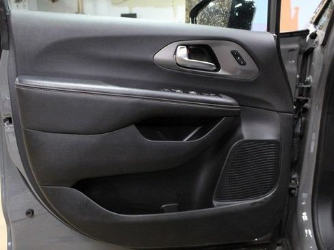 Used 2025 Chrysler Pacifica Select FWD image 15