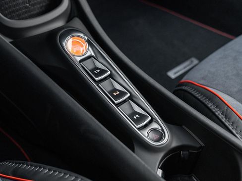 Used 2025 McLaren Artura image 28