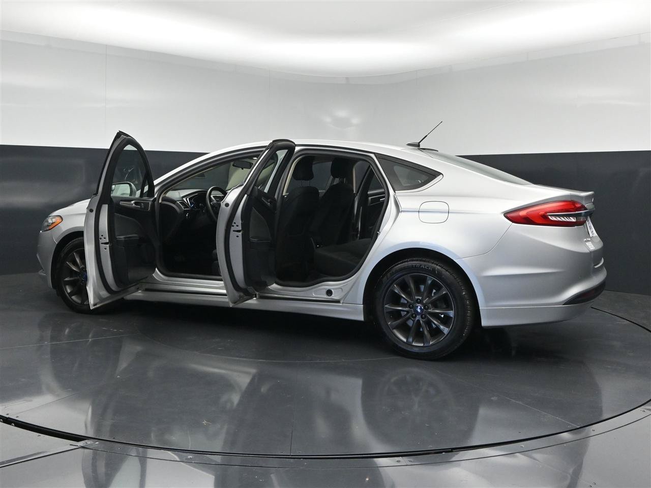 Used 2017 Ford Fusion SE w/ Fusion SE Technology Package FWD image 38