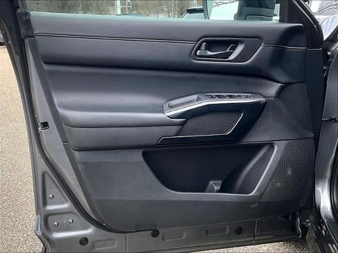 Used 2024 Nissan Pathfinder S image 9