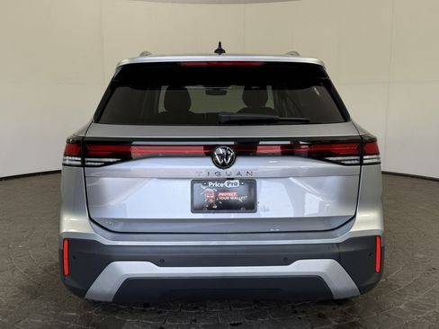 Used 2026 Volkswagen Tiguan SE FWD image 6