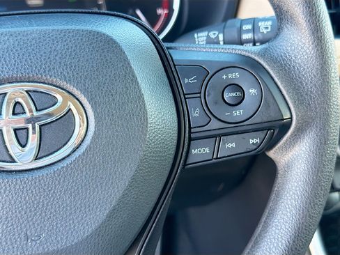 Used 2024 Toyota RAV4 XLE FWD image 35