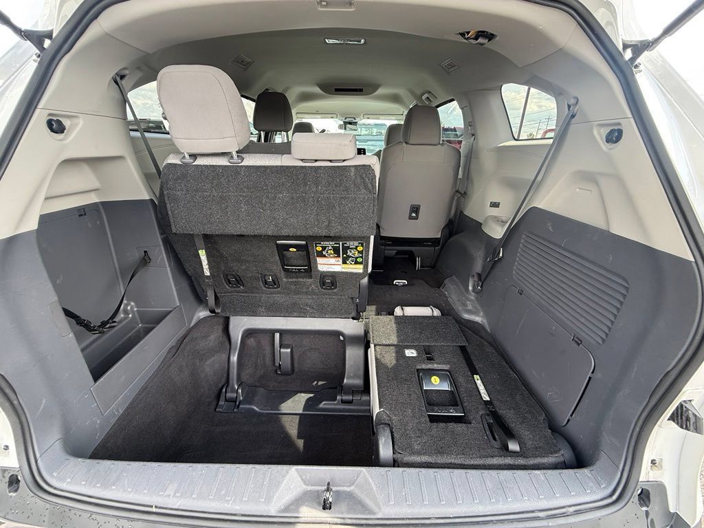 Used 2024 Toyota Sienna LE AWD/4WD image 14