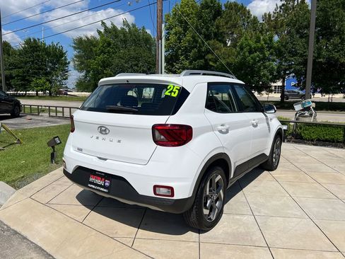 Certified 2025 Hyundai Venue SEL FWD image 11