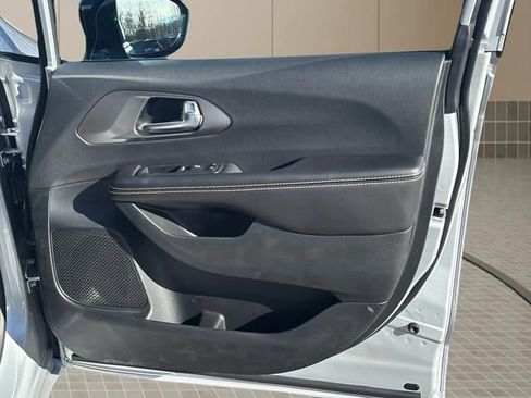New 2026 Chrysler Pacifica Select FWD image 39
