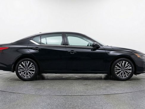 Used 2025 Nissan Altima 2.5 SV image 11