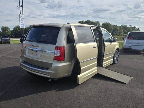 Used 2011 Chrysler Town & Country Limited image 4