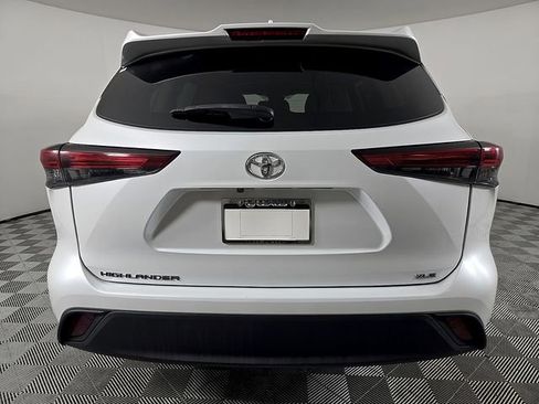 Used 2023 Toyota Highlander XLE image 6