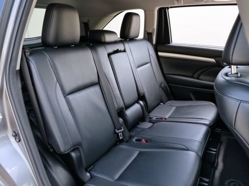 Used 2017 Toyota Highlander XLE AWD/4WD image 29