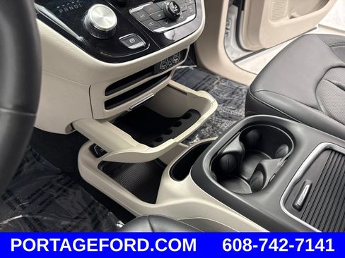 Used 2024 Chrysler Pacifica Touring-L FWD image 17
