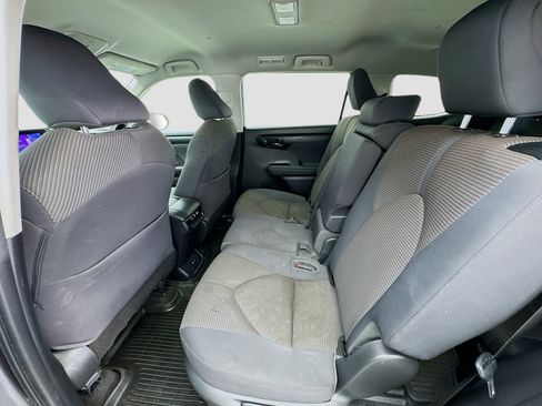 Used 2023 Toyota Highlander LE FWD image 15