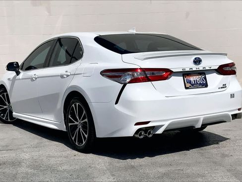 Used 2020 Toyota Camry SE w/ Sunroof Package FWD image 4