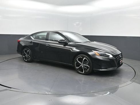 Used 2024 Nissan Altima 2.5 SR w/ SR Premium Package FWD image 31