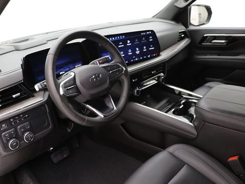 Used 2025 Chevrolet Suburban Z71 image 15