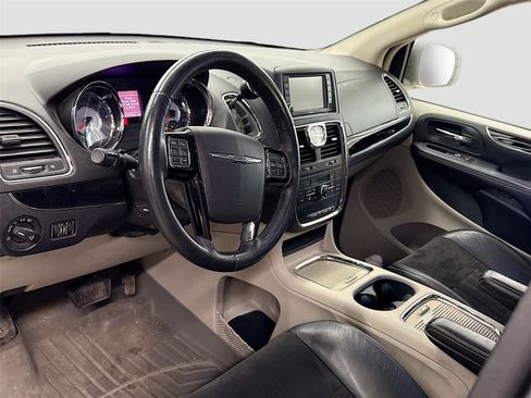 Used 2014 Chrysler Town & Country Touring-L image 7