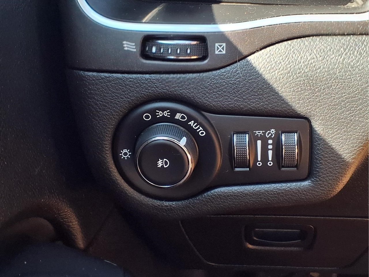 Used 2020 Jeep Cherokee Trailhawk w/ Cold Weather Group AWD/4WD image 23