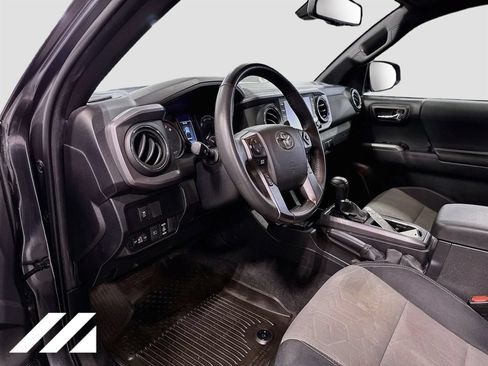 Used 2022 Toyota Tacoma TRD Off-Road w/ Technology Package AWD/4WD image 9