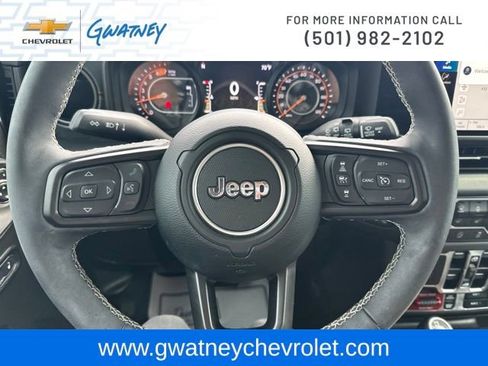 Used 2025 Jeep Wrangler Unlimited Rubicon w/ Convenience Group AWD/4WD image 17