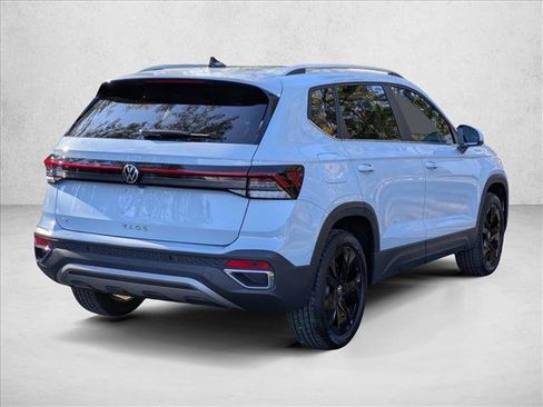 New 2026 Volkswagen Taos SE image 2
