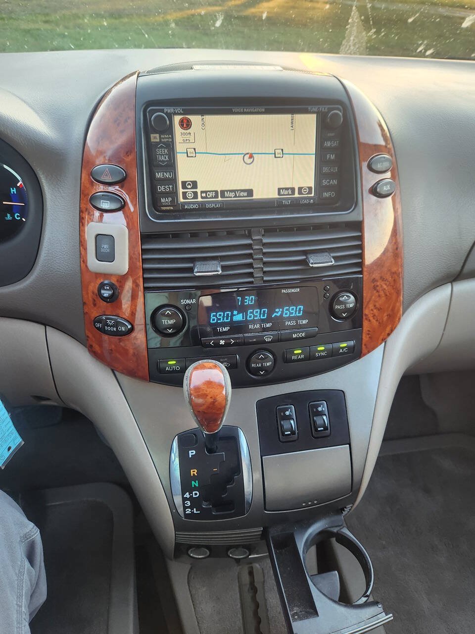 Used 2008 Toyota Sienna XLE Limited w/ XLE Limited Pkg 2 FWD image 9