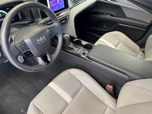 Used 2025 Toyota Camry SE w/ Convenience Package FWD image 9