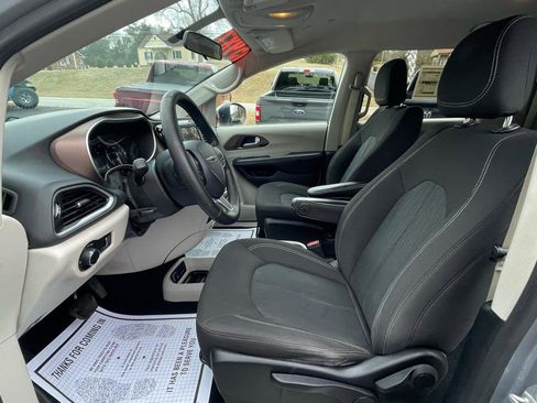 Used 2020 Chrysler Voyager L image 19