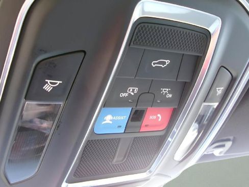 Used 2025 Jeep Wagoneer 4WD image 16