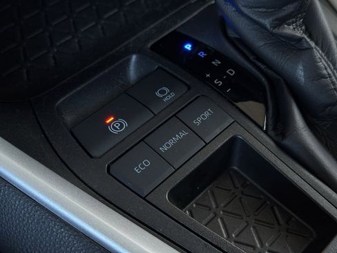 Used 2021 Toyota RAV4 XLE image 31