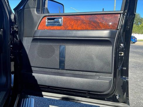 Used 2016 Lincoln Navigator Select image 19