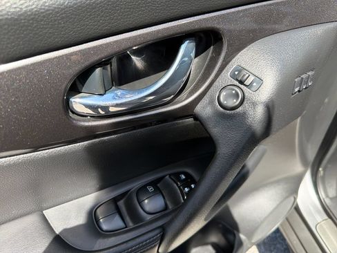 Used 2019 Nissan Rogue SV w/ Premium Package FWD image 21